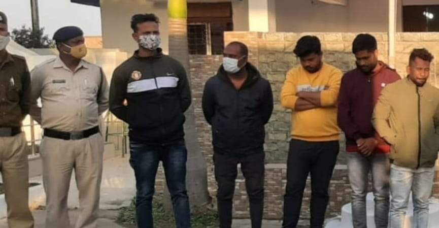 फर्जी तरीके से आदिवासी की जमीन को हथियाने वाले 9 आरोपी चढ़े पुलिस के हत्थे