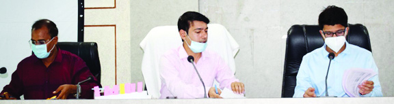 स्वीकृत कार्यों को जल्द पूरा करें- कलेक्टर