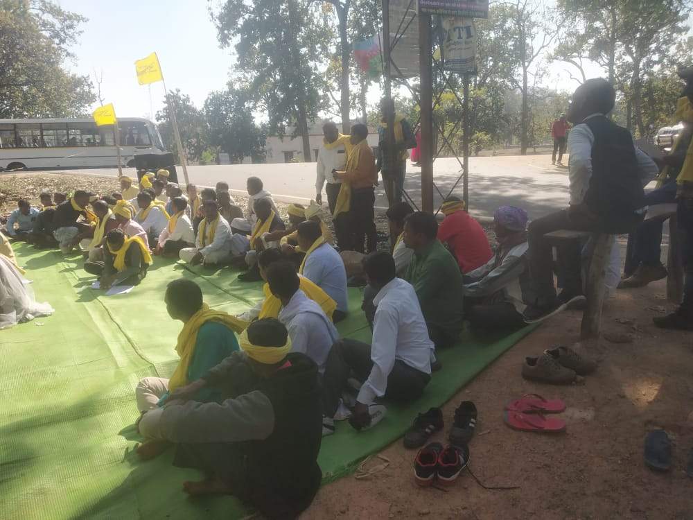 हीरा सिंह की प्रतिमा को तोड़े जाने का विरोध, गिरफ्तारी को लेकर धरना प्रदर्शन