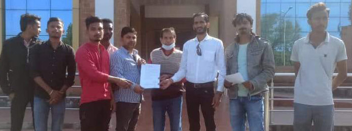 रेत खदान के संचालकों पर प्रताडि़त करने का आरोप