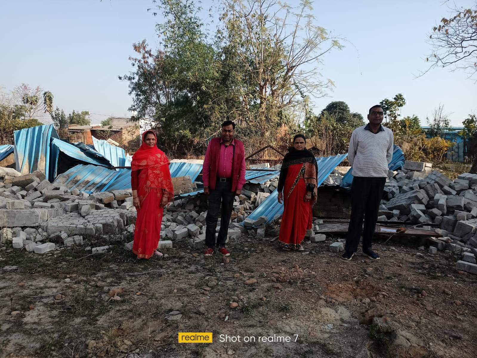 बिना किसी नोटिस के एसडीएम एवं तहसीलदार पर मकान तोडऩे का आरोप