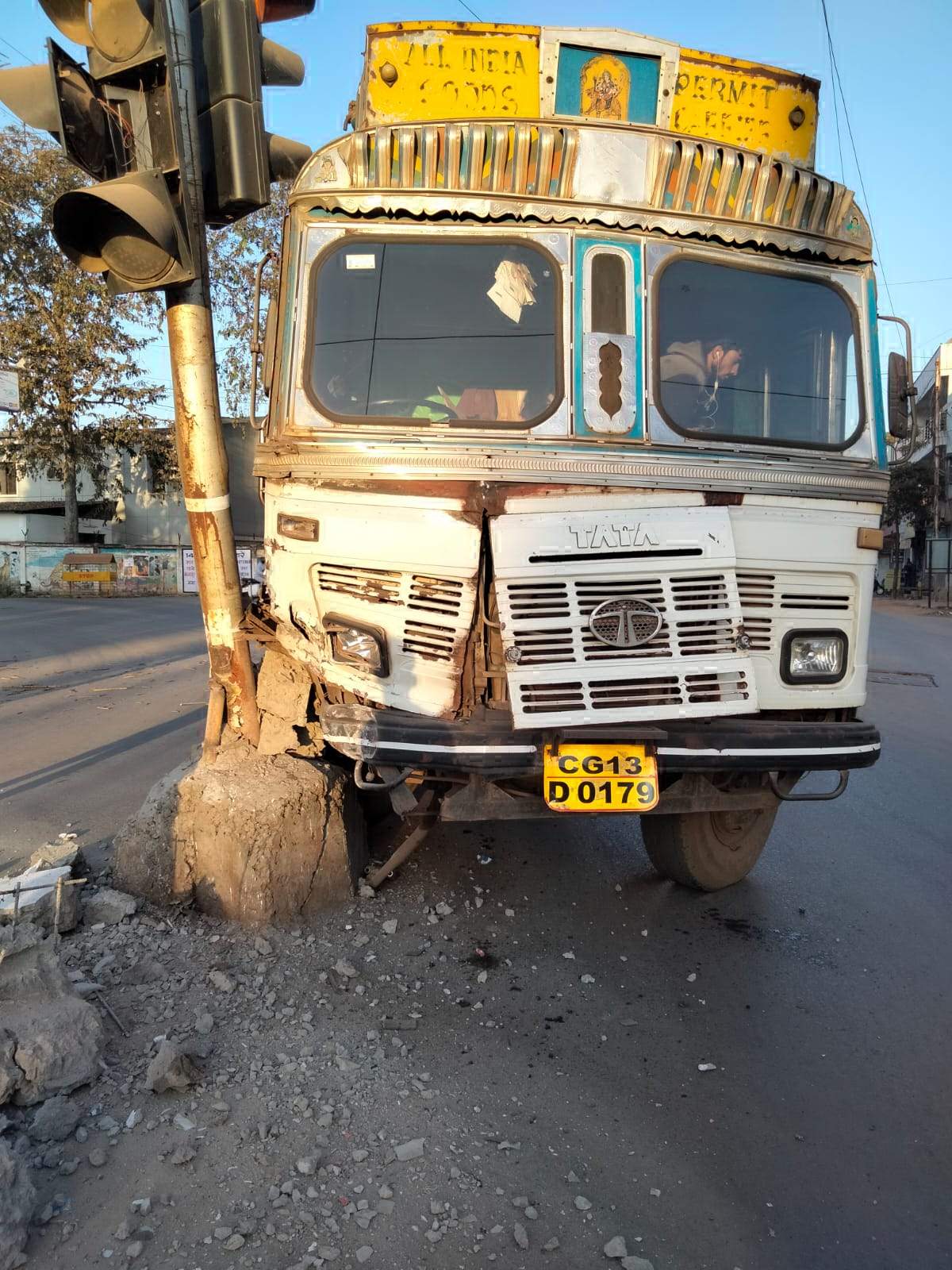 तेज रफ्तार ट्रक ने सिग्नल पोल को किया क्षतिग्रस्त