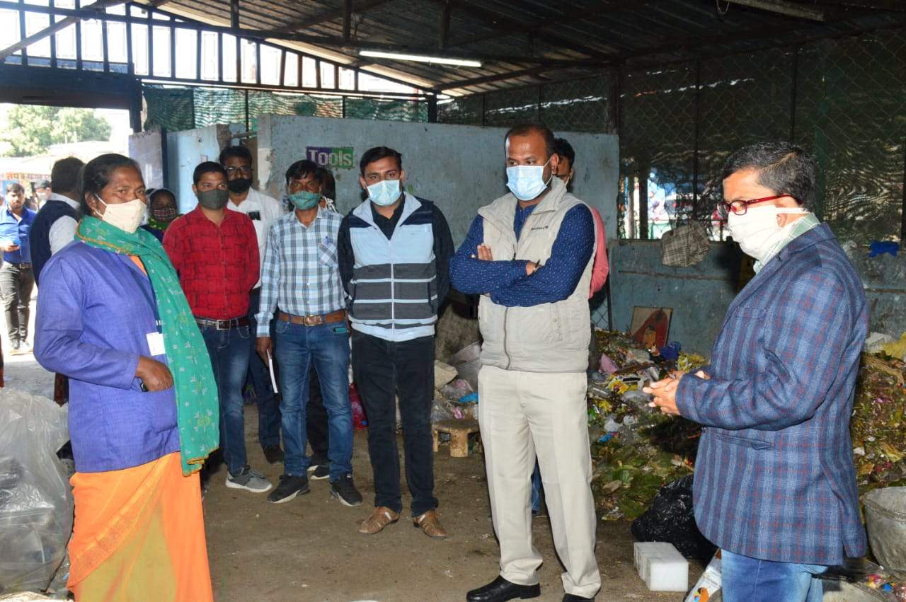 बेतरतीब कचरा फेंकने वालों पर जुर्माना वसूलने के साथ ही करें जागरूक