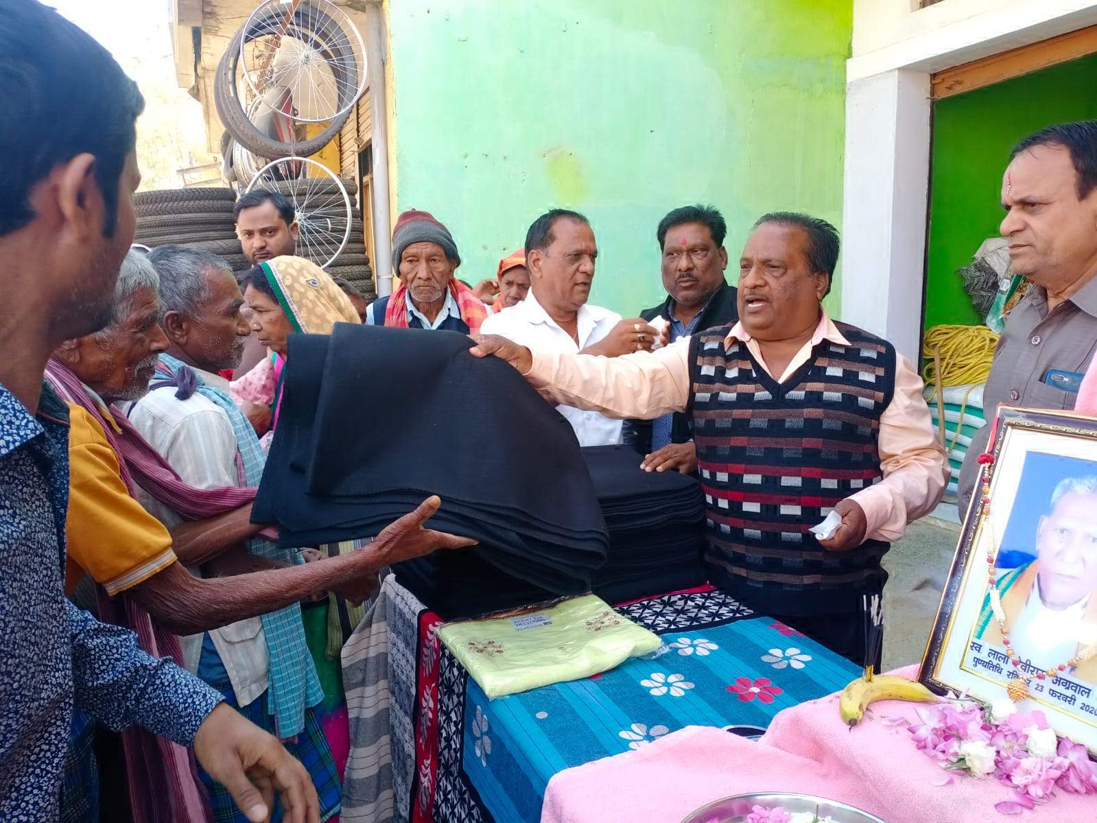 देवी राम अग्रवाल की पुण्यतिथि पर जरूरतमंदों को बांटे गर्म कपड़े व फल