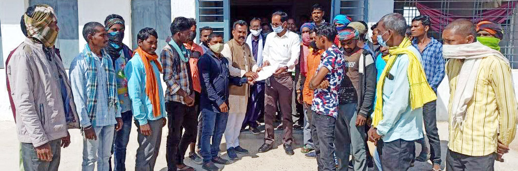 मजदूरी न मिलने का आरोप, हमालों ने सौंपा ज्ञापन