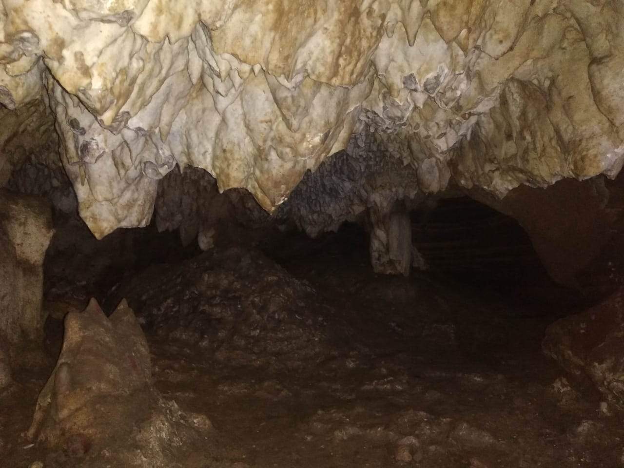 युवाओं को भा रही है मादरकोंटा गुफा की खूबसूरती