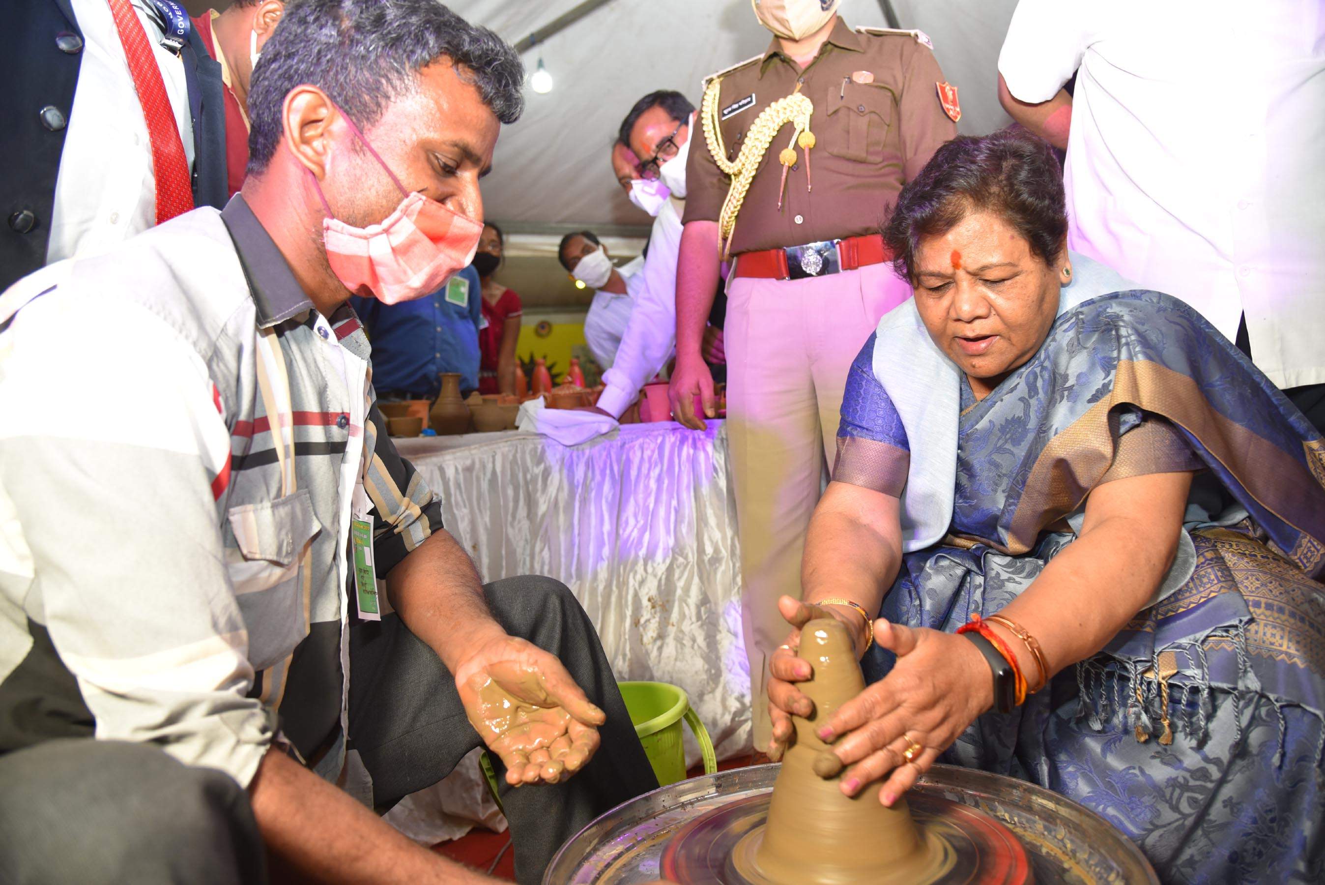 राज्यपाल ने विद्युत चॉक से बनाया कलश