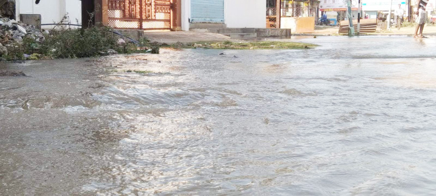 पाइप फटने से बर्बाद हो रहा हजारों लीटर पानी