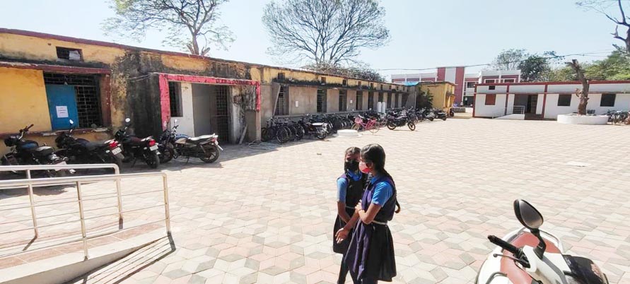 विधायक ने शिक्षा मंत्री व कलेक्टर से चर्चा कर स्कूल बंद नहीं करने रखी मांग