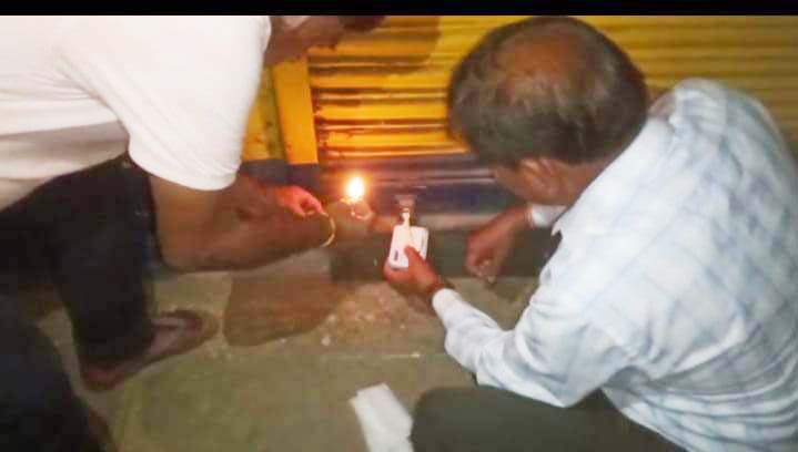 अवैध रूप से खाद परिवहन करते 2 वाहन जब्त, दुकान सील