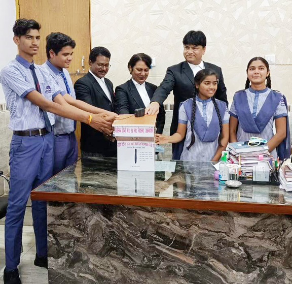 नांदगांव जिला न्यायालय को भेंट की आटोमैटिक सेनेटाइजर मशीन नांदगांव जिला न्यायालय को भेंट की आटोमैटिक सेनेटाइजर मशीन