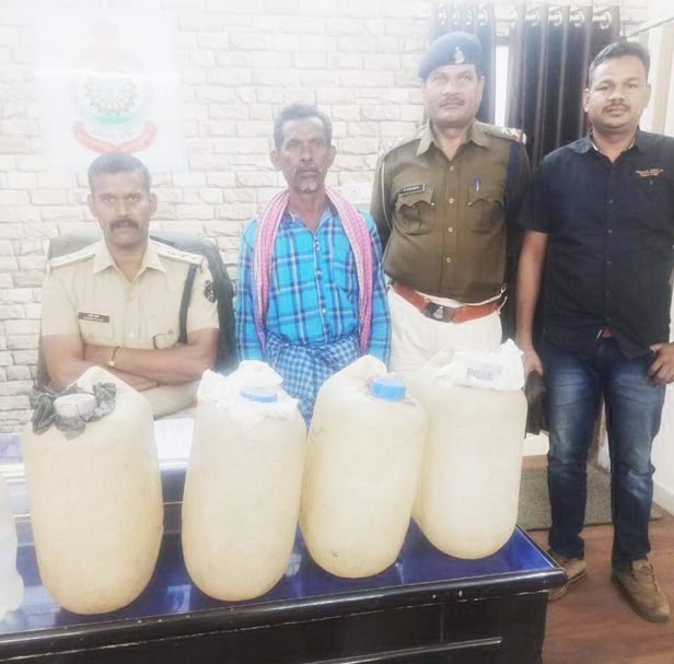 40 लीटर शराब के साथ आरोपी गिरफ्तार 40 लीटर शराब के साथ आरोपी गिरफ्तार