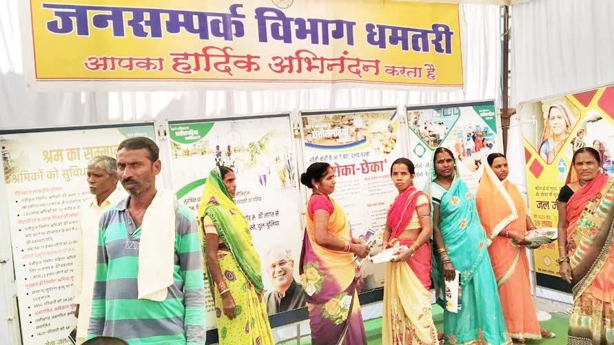 बच्चों ने देखी शासन की योजनाओं को दर्शाती प्रदर्शनी