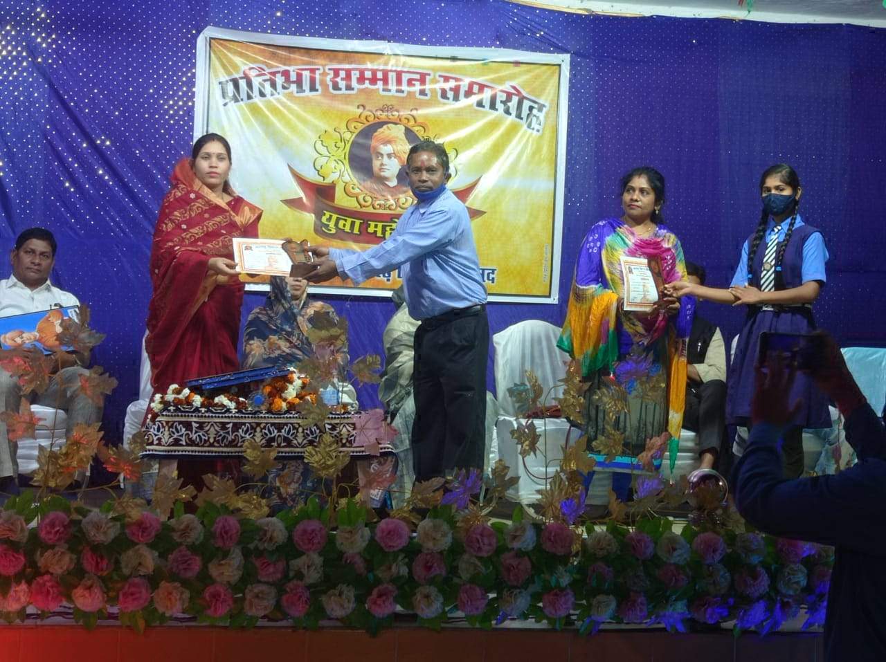 युवा महोत्सव में सम्मानित हुए छात्र-छात्राएं युवा महोत्सव में सम्मानित हुए छात्र-छात्राएं
