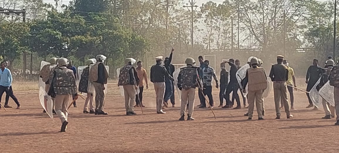बलवाइयों ने हिंसात्मक रूख अपनाया तो पुलिस ने भांजी लाठियां