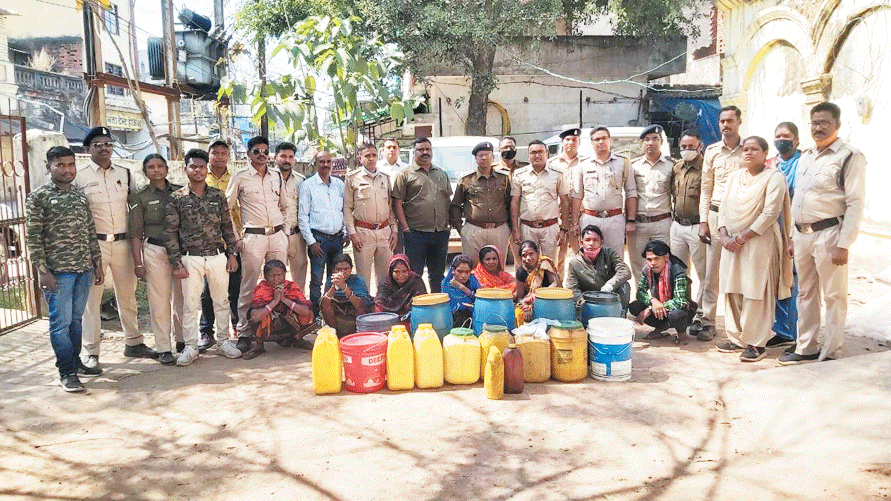 अवैध शराब के 8 मामले, 252 लीटर जब्त, 8 गिरफ्तार