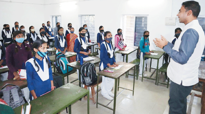 जिस पथ पर बिखरे शूल न हों, नाविक की धैर्य परीक्षा क्या..., छात्राओं को कलेक्टर ने दी आगे बढऩे की प्रेरणा जिस पथ पर बिखरे शूल न हों, नाविक की धैर्य परीक्षा क्या..., छात्राओं को कलेक्टर ने दी आगे बढऩे की प्रेरणा