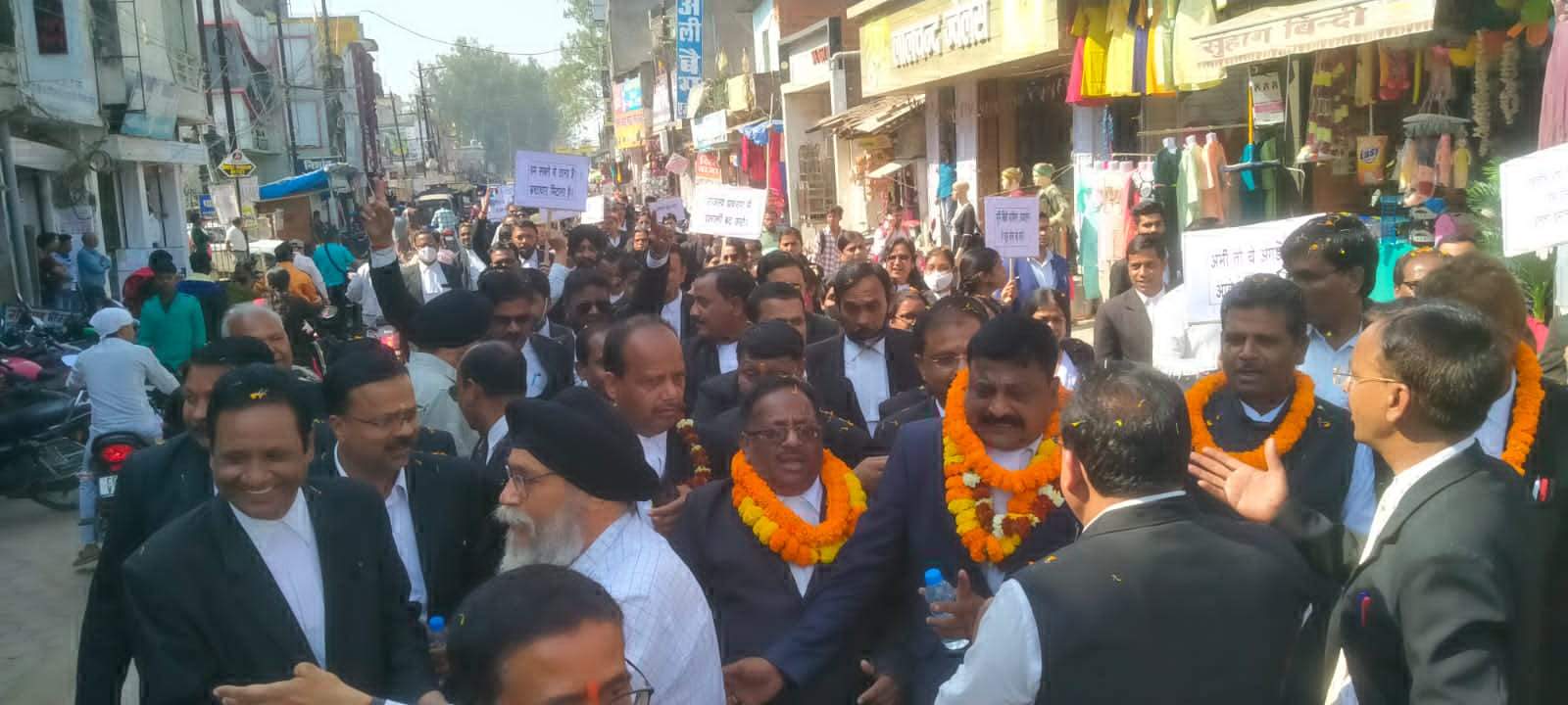 मांगों को ले वकीलों ने निकाली रैली, सौंपा ज्ञापन