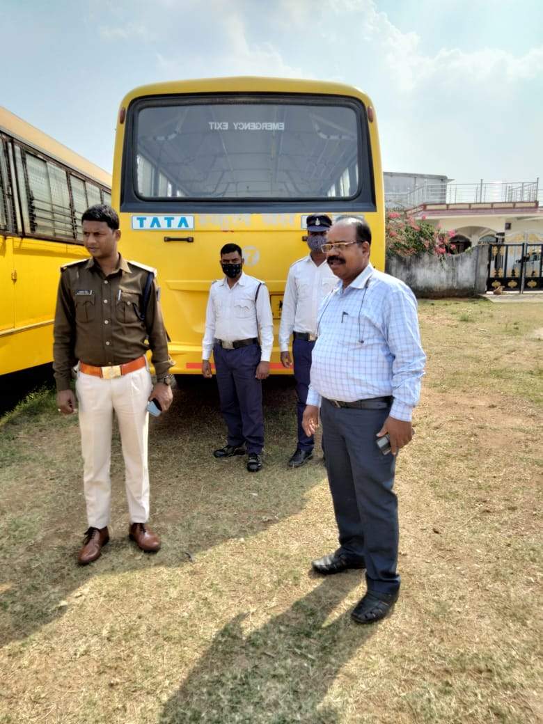 स्कूल बसों की जांच, कमियों को शीघ्र दूर करने के निर्देश