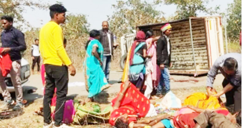  चौथिया जाती महिलाओं से भरी पिकअप पलटी, 4 मौतें