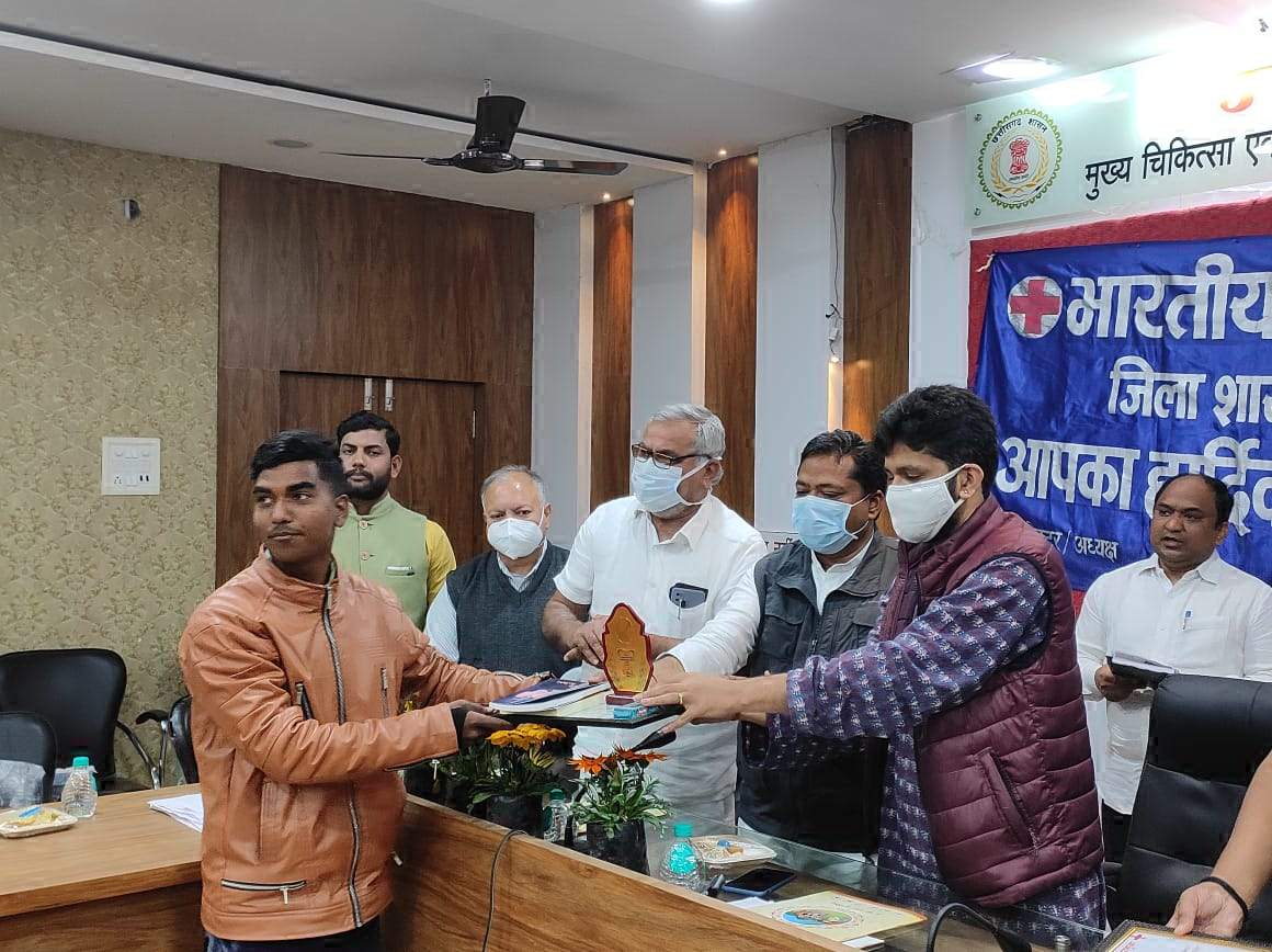 निबंध स्पर्धा के विजेताओं को प्रशस्ति पत्र व स्मृति चिन्ह