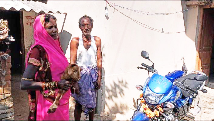 सुकमती ने शेड निर्माण कर किया बकरी पालन, लाभ मिला तो पति के लिए खरीदी मोटर सायकल