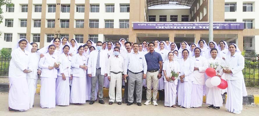 स्टॉफ नर्सों की पदोन्नति बाद कैप सेरेमनी, बैच लगाकर किया सम्मान