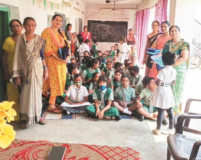 अभामा महिला सम्मेलन  ने स्कूल में बांटे ड्रेस