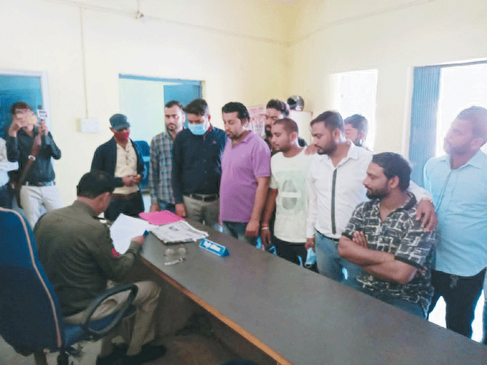 एक ही रात टूटे 5 दुकानों के ताले, चोरी कर कैमरे की ओर देखकर किया सैल्यूट