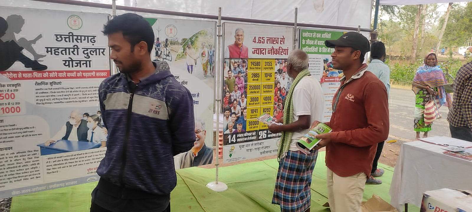 साप्ताहिक बाजार में सूचना शिविर फोटो प्रदर्शनी, ग्रामीणों ने सराहा