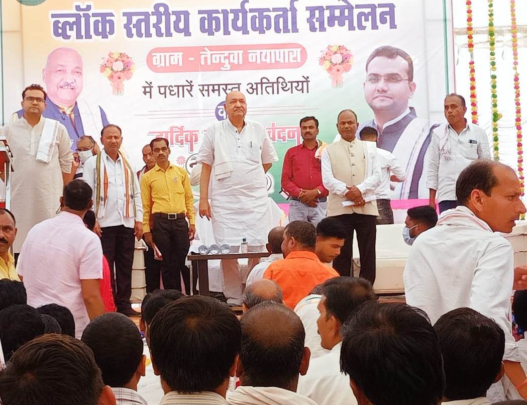 कृषि मंत्री ने किया फसल बीमा योजना पॉलिसी का वितरण