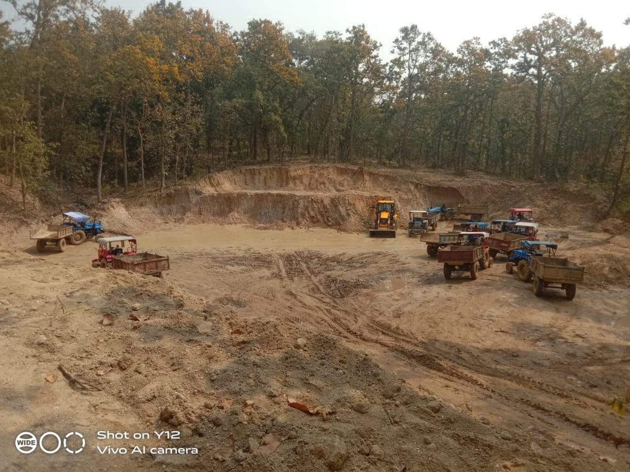 रिजर्व फारेस्ट में सैकड़ों पेड़ों की कटाई कर बन रहा तालाब, मजदूरों की जगह जेसीबी से काम