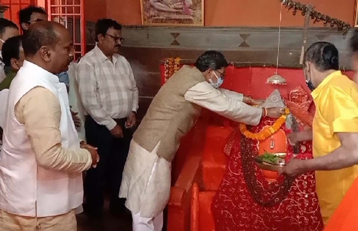 सपरिवार संकटमोचन के दर्शन कर डॉ. महंत ने की प्रदेशवासियों के सुख-समृद्धि की कामना सपरिवार संकटमोचन के दर्शन कर डॉ. महंत ने की प्रदेशवासियों के सुख-समृद्धि की कामना