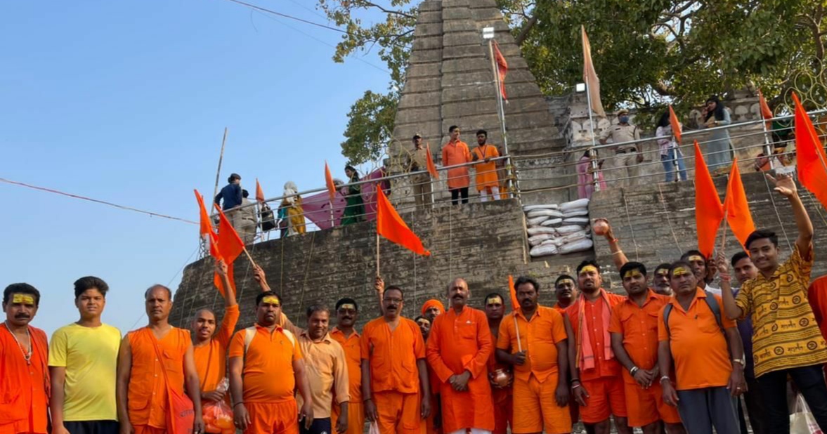 कुरुद से राजिम तक पदयात्रा कर शिवभक्तों ने किया कुलेश्वर महादेव का दर्शन