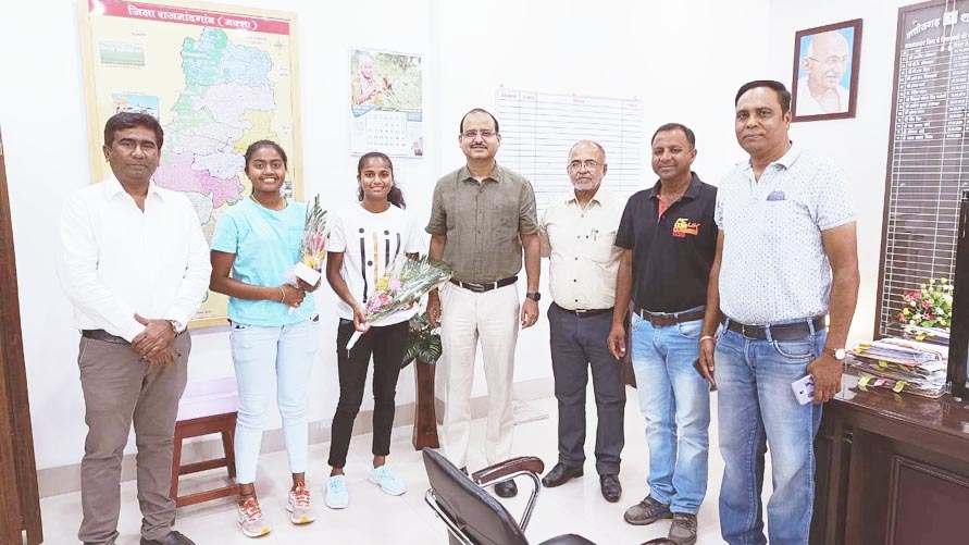 कलेक्टर से हॉकी खिलाड़ी आंचल और अनिशा ने की भेंट कलेक्टर से हॉकी खिलाड़ी आंचल और अनिशा ने की भेंट
