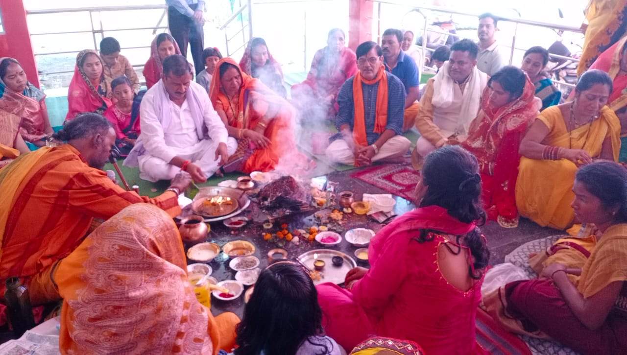 महाशिवरात्रि पर पूजा-अर्चना व हवन महाशिवरात्रि पर पूजा-अर्चना व हवन