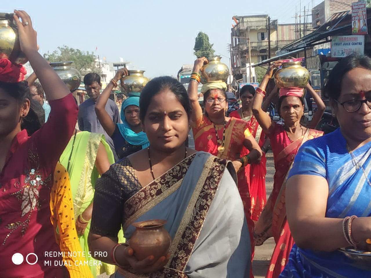 बाजे-गाजे के साथ कलश यात्रा निकालकर जलाभिषेक