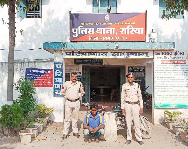 50 लीटर महुआ शराब के साथ आरोपी गिरफ्तार 50 लीटर महुआ शराब के साथ आरोपी गिरफ्तार