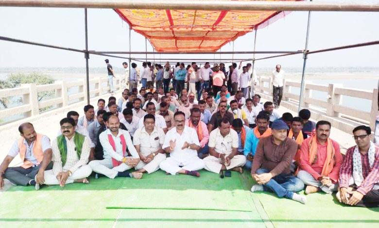 महानदी पुल पर चक्काजाम कलेक्टर के आश्वासन के बाद खुला महानदी पुल पर चक्काजाम कलेक्टर के आश्वासन के बाद खुला