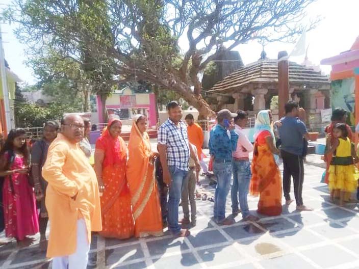 संगम में हजारों ने लगाई डुबकी, शिवालयों में लंबी कतारें