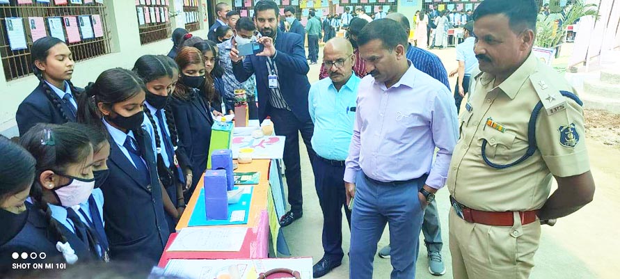 स्वामी आत्मानंद विद्यालय में विज्ञान प्रदर्शनी