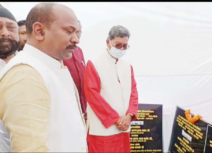 महादेव का जलाभिषेक कर महंत ने की प्रदेशवासियों की खुशहाली की कामना महादेव का जलाभिषेक कर महंत ने की प्रदेशवासियों की खुशहाली की कामना
