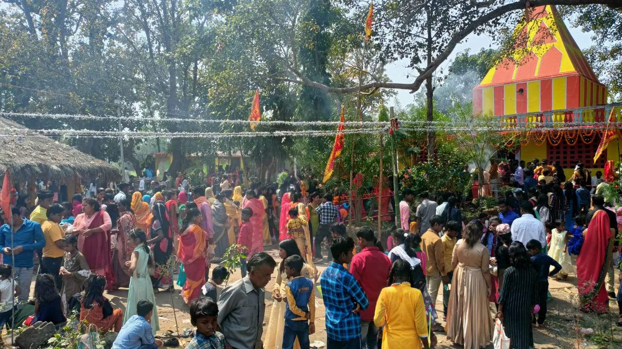 शिवालयों में पूजा-अर्चना करने भक्तों की भीड़ उमड़ी