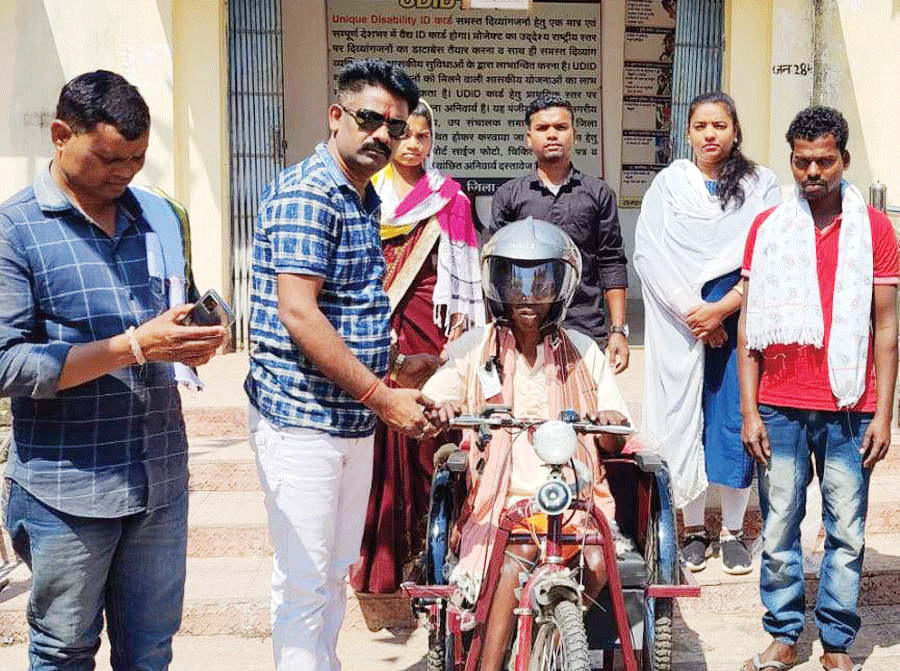 विधायक प्रतिनिधि के हाथों दी बैटरी चलित ट्राईसाइकिल विधायक प्रतिनिधि के हाथों दी बैटरी चलित ट्राईसाइकिल