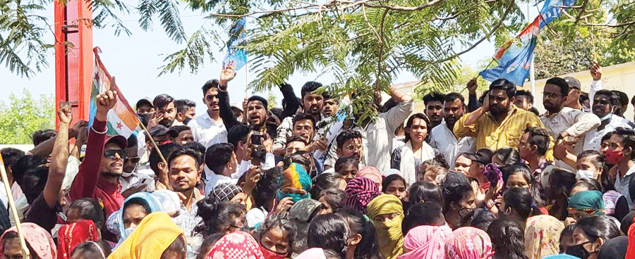 ऑनलाइन परीक्षा की मांग को  ले एनएसयूआई का प्रदर्शन