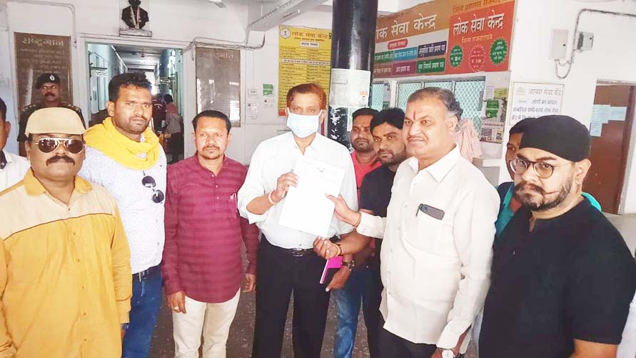 हिंदी स्कूल को बंद कर आत्मानंद अंग्रेजी स्कूल खोलने का विरोध हिंदी स्कूल को बंद कर आत्मानंद अंग्रेजी स्कूल खोलने का विरोध