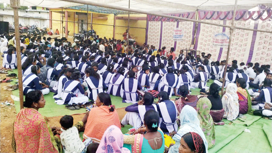 हिंदी माध्यम विद्यालय बंद नहीं होगा..., डीईओ के आश्वासन पर विद्यार्थियों और पालकों का धरना स्थगित हिंदी माध्यम विद्यालय बंद नहीं होगा..., डीईओ के आश्वासन पर विद्यार्थियों और पालकों का धरना स्थगित