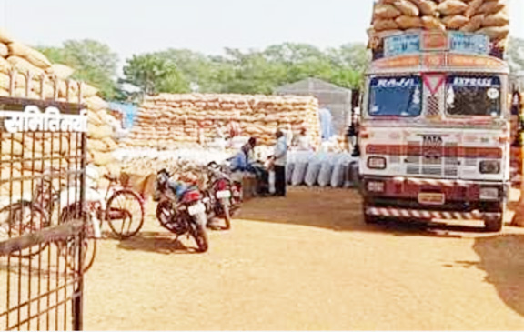 प्रशासन की भेदभावपूर्ण कार्रवाई पर उठे सवाल, ट्रांसपोर्टरों ने कहा-लिपिकीय त्रुटि बनी मुसीबत