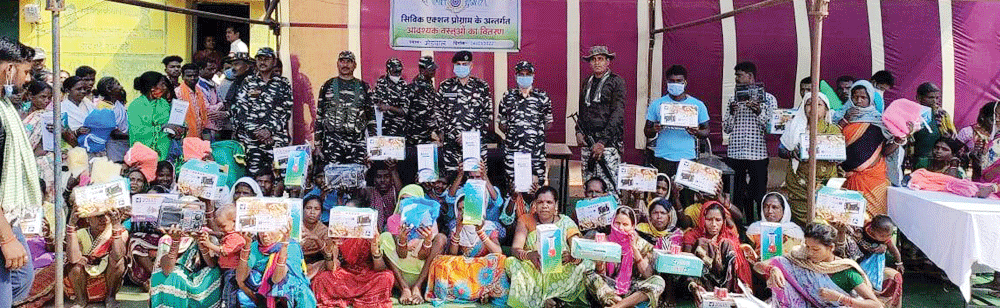 सीआरपीएफ का सिविक एक्शन प्रोग्राम, ग्रामीणों की स्वास्थ्य जांच, सामान बांटे सीआरपीएफ का सिविक एक्शन प्रोग्राम, ग्रामीणों की स्वास्थ्य जांच, सामान बांटे