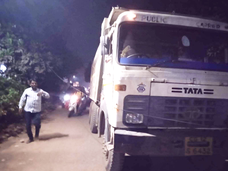 रेत लोड वाहन ने कई घरों के बिजली कनेक्शन को किया ध्वस्त